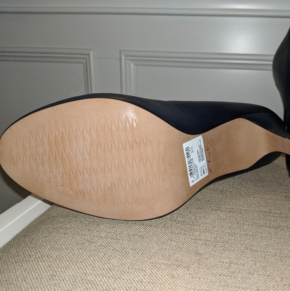 Clarks Genuine Leather Navy Pump - Picture 4 of 5